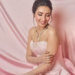 গোলাপি আভায় নিজের জগতের রাজকন্যা মিম
