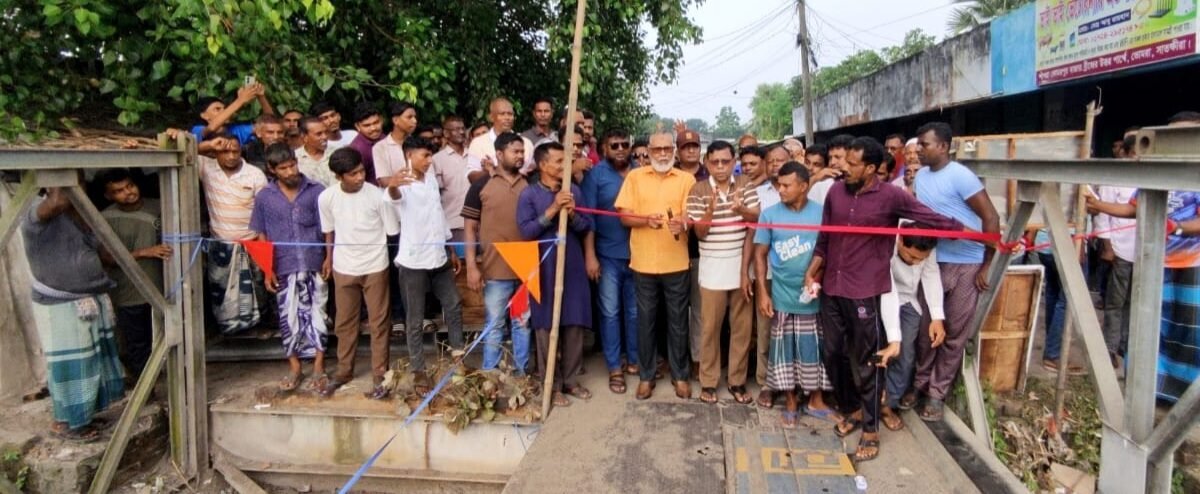শাঁখরা-কোমরপুর বেইলি ব্রিজের সংস্কার কাজের উদ্বোধনে ফিতা কাটছেন আলহাজ্ব আব্দুর রউফ