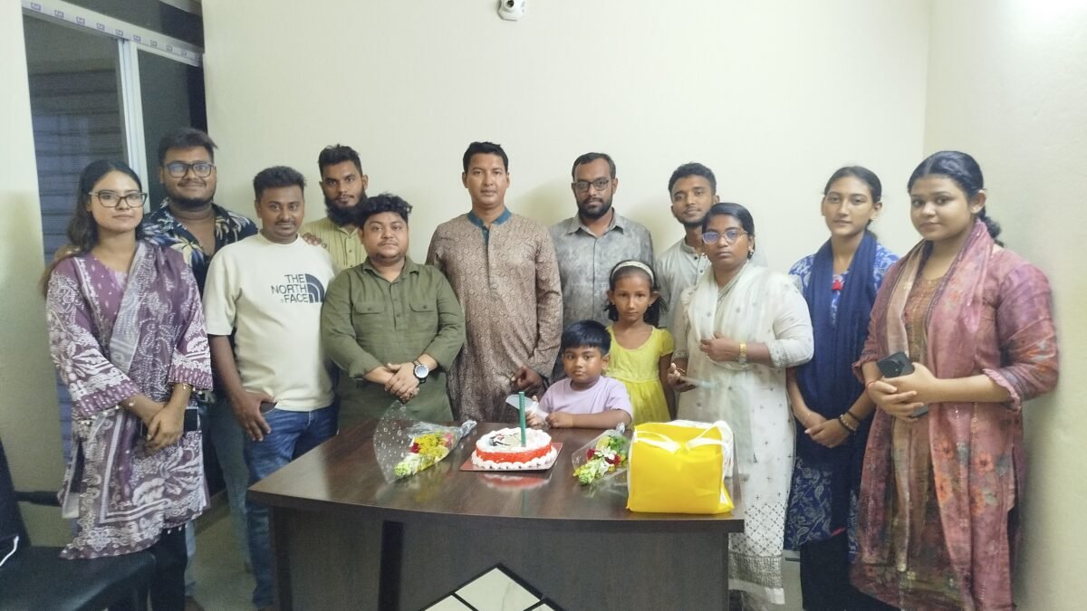সাতক্ষীরায় বন্ধুসভার সভাপতি মৃত্যুঞ্জয় ও সদস্য শিফাতের জন্মদিন পালন