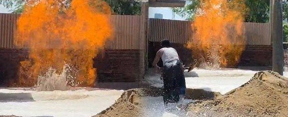 কক্সবাজারের উখিয়ার ইনানীতে নলকূপ বসানোর জন্য খনন করা স্থান থেকে বের হওয়া আগুন