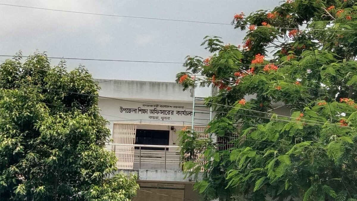 কয়রার সরকারি প্রাথমিক বিদ্যালয়ে ইসলাম ও নৈতিক শিক্ষা পড়াচ্ছেন অমুসলিম শিক্ষক