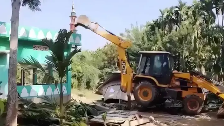 আসামে উচ্ছেদ অভিযানে ভাঙা ঘরবাড়ির ধ্বংসাবশেষ