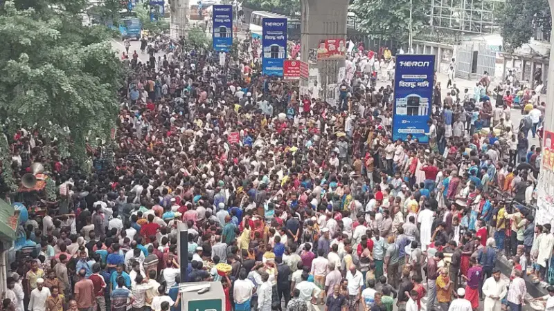 প্রেসক্লাবের সামনে অটোরিকশাচালকদের আড়াই ঘণ্টা অবরোধ