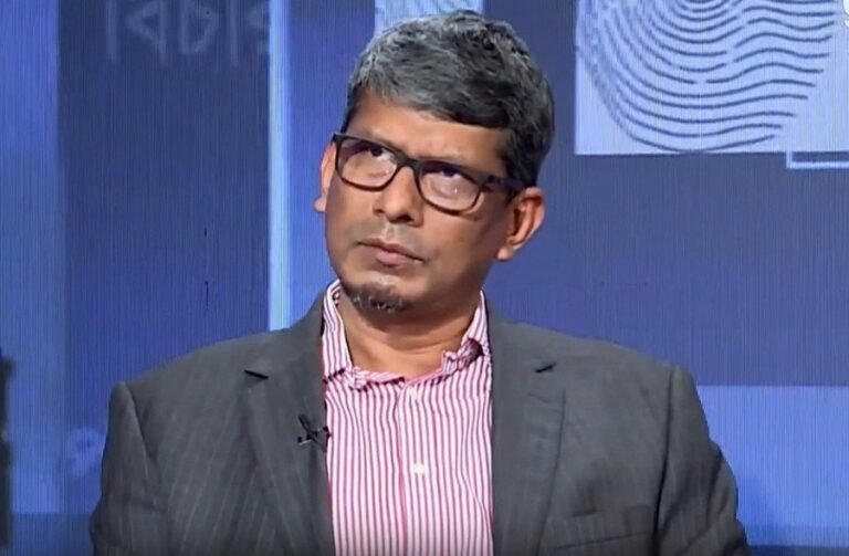 জাতীয় প্রেস ক্লাবের সেমিনারে বক্তব্য দিচ্ছেন ব্যারিস্টার শাহরিয়ার কবির