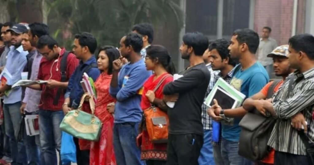 সরকারি চাকরির নিয়োগ পরীক্ষার হলে প্রার্থীরা