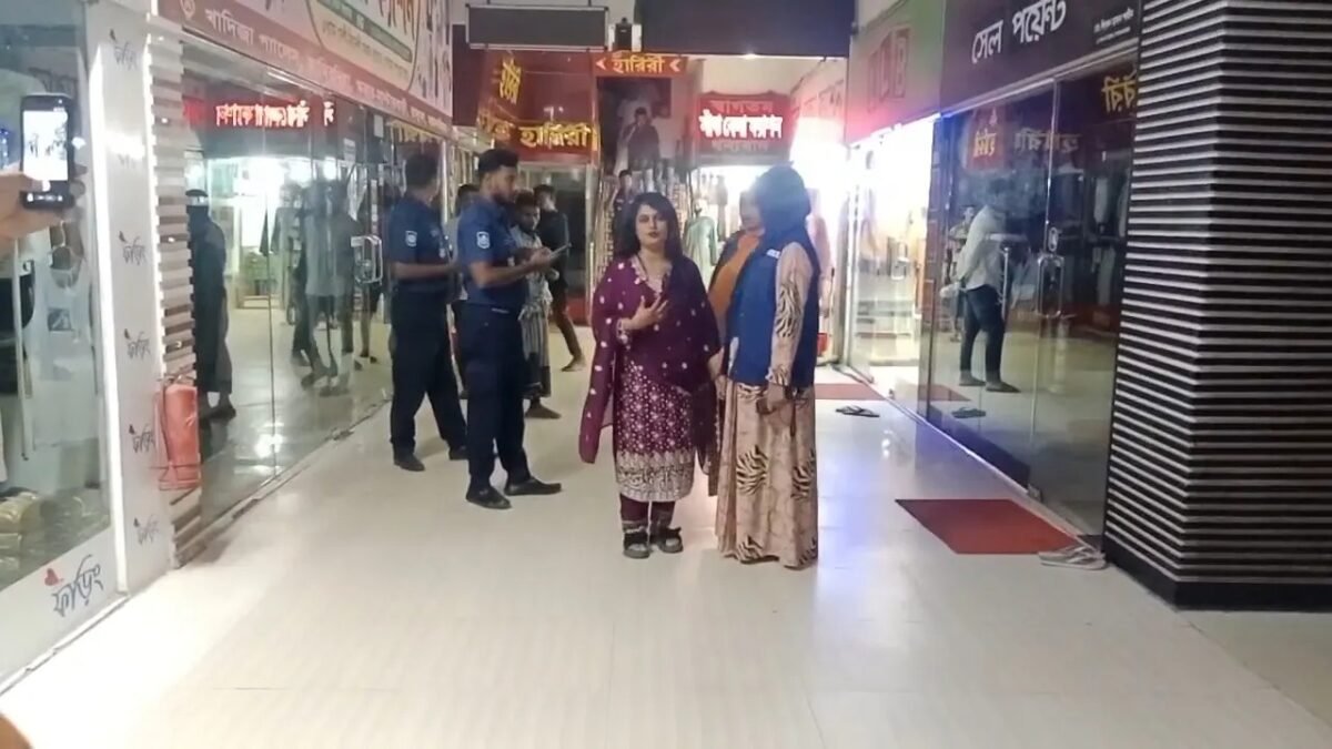 ভালুকায় ফেসবুক লাইভ করা নারী ব্যবসায়ী সাথী আক্তারকে পুলিশ হেফাজতে নেওয়ার দৃশ্য