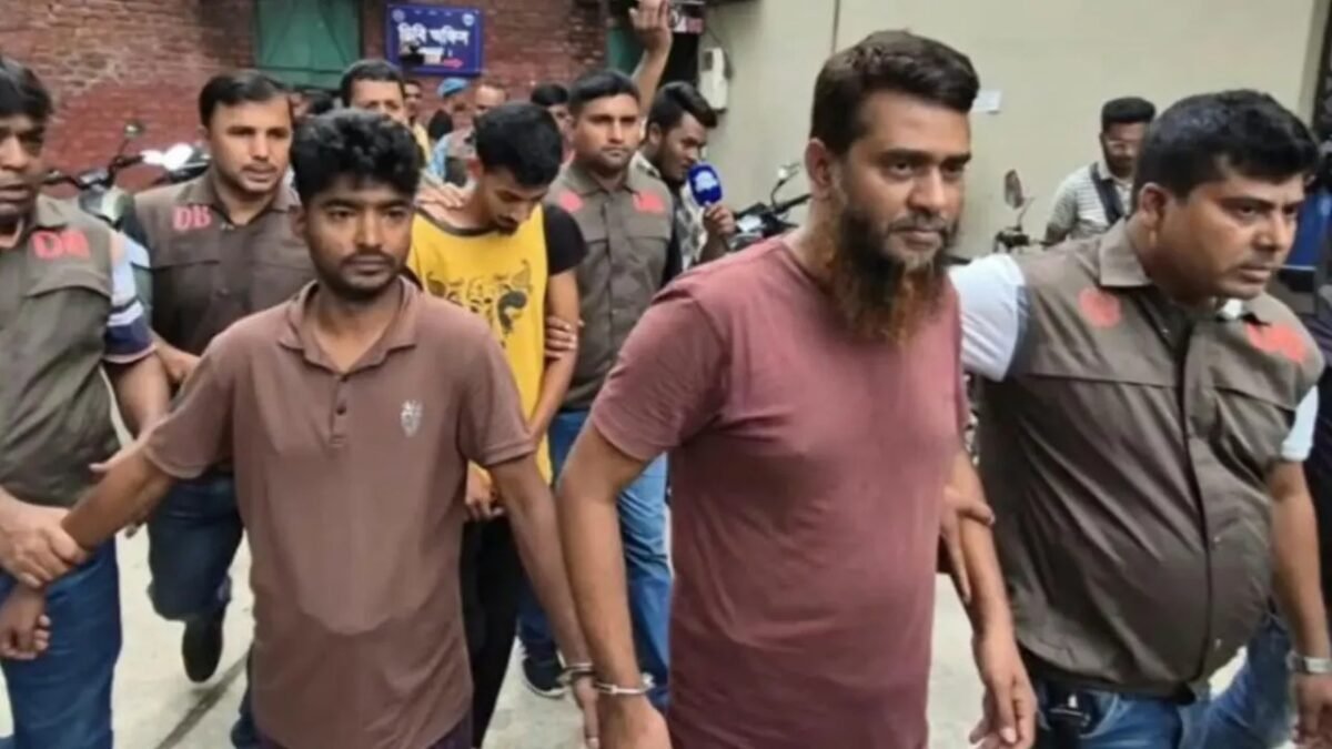 বগুড়ায় স্বর্ণ ছিনতাইয়ের ঘটনায় গ্রেপ্তার চার আসামি ও উদ্ধার করা টাকা