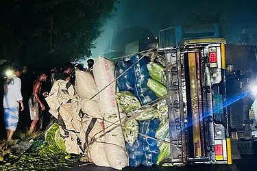 চকরিয়ায় বাসের সঙ্গে সংঘর্ষের পর সড়কে উল্টে থাকা পিকআপ ভ্যান