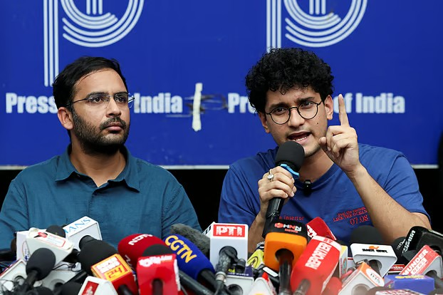 প্রেস ক্লাব অব ইন্ডিয়ায় সংবাদ সম্মেলনে ককরোচ জনতা পার্টির নেতারা