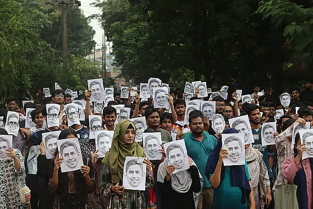 চুয়েট ক্যাম্পাসে উপাচার্য পুনর্বহালের দাবিতে আন্দোলনরত শিক্ষার্থীদের মিছিল