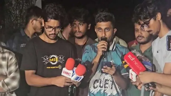 চুয়েটের উপাচার্য ভবনের সামনে আন্দোলনরত শিক্ষার্থীরা