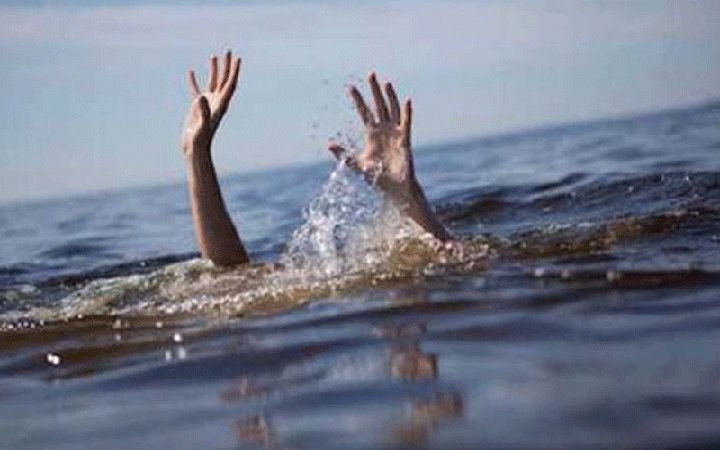 গ্রামের পুকুর ও বাড়ির উঠান