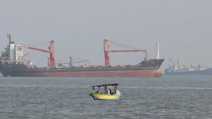 হরমুজ প্রণালির কাছে চলাচলরত কনটেইনারবাহী জাহাজ
