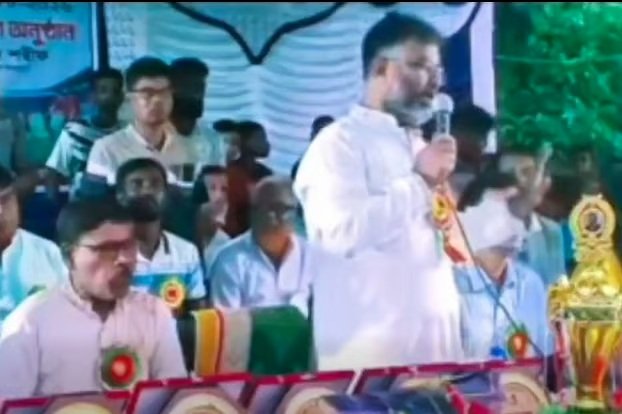দামুড়হুদার জুড়ানপুরে ফুটবল টুর্নামেন্টের পুরস্কার বিতরণী অনুষ্ঠানে বক্তব্য দিচ্ছেন চুয়াডাঙ্গা জেলা পরিষদের প্রশাসক শরীফুজ্জামান