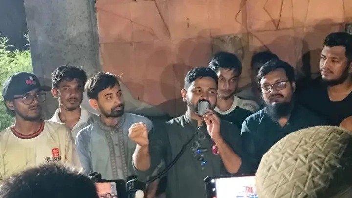 কুমিল্লা বিশ্ববিদ্যালয়ে অবস্থান কর্মসূচিতে ইনকিলাব মঞ্চের আহ্বায়ক আব্দুল্লাহ আল জাবের