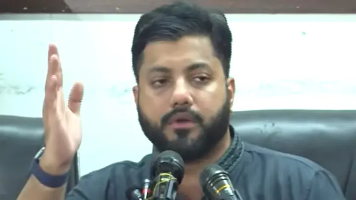 জাতীয় প্রেসক্লাবে সংবাদ সম্মেলনে পদত্যাগের ঘোষণা দিচ্ছেন ইশরাক হোসেন
