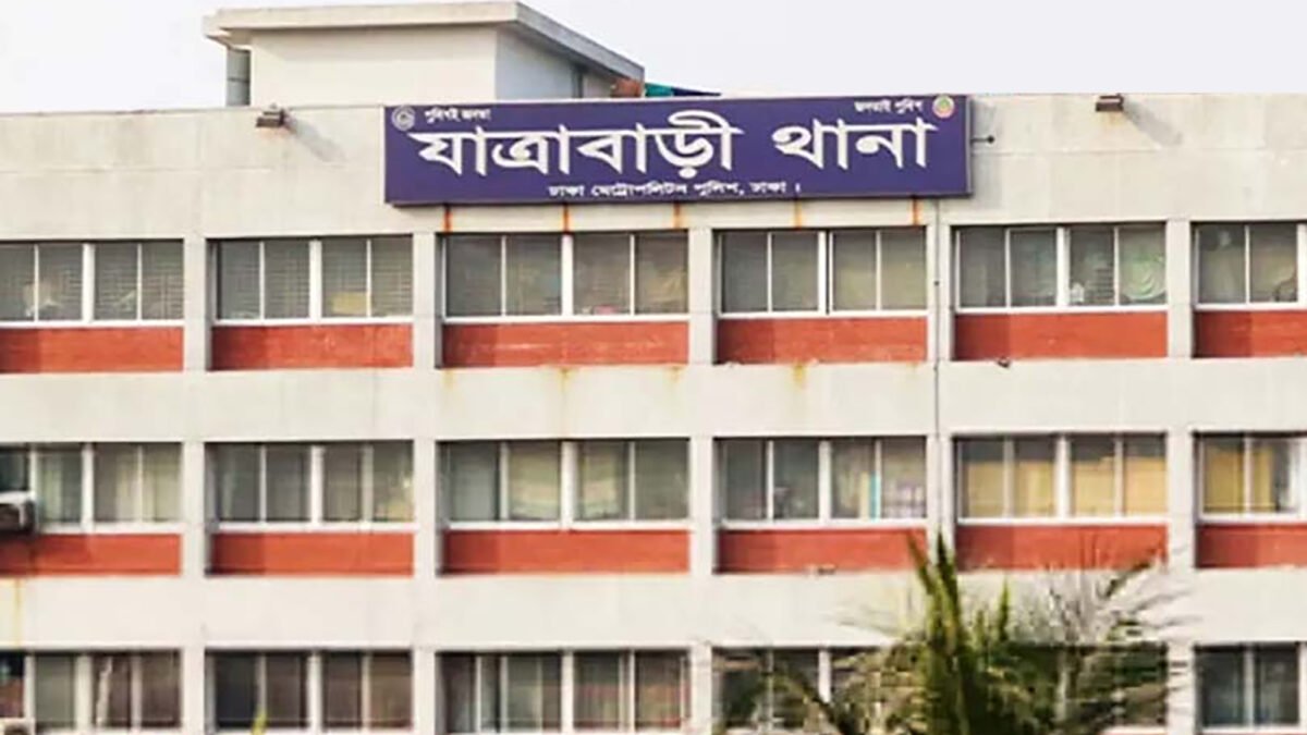 যাত্রাবাড়ীর মীরহাজীরবাগে লাশ উদ্ধারের ঘটনাস্থলে পুলিশ