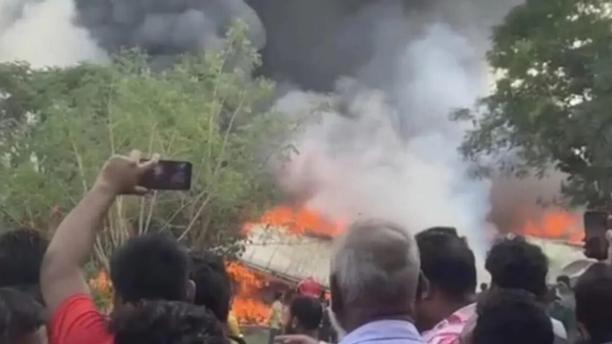 গাজীপুরের কাশিমপুরে গার্মেন্টসের গোডাউনে আগুন নেভানোর কাজ করছে ফায়ার সার্ভিস