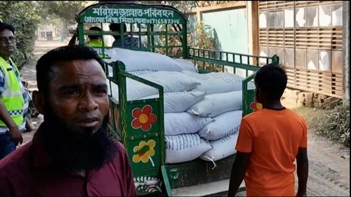 কেন্দুয়ায় জব্দ করা ডিএপি সারের বস্তা ও ব্যাটারিচালিত অটোরিকশা