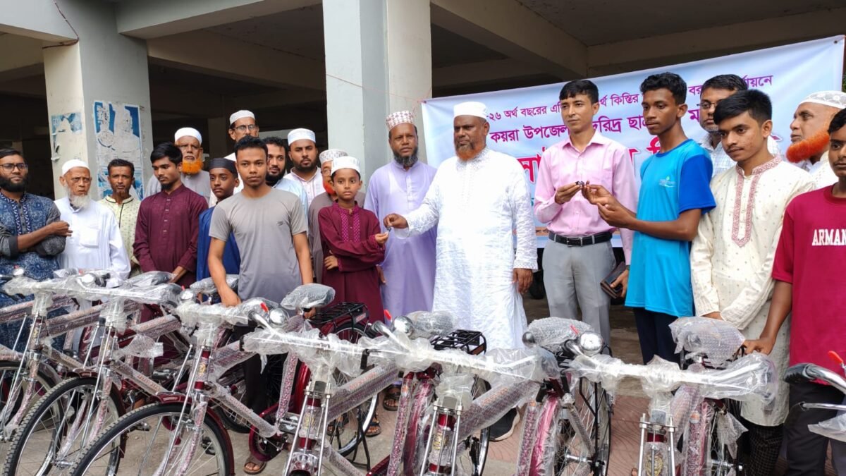 কয়রায় শিক্ষার্থীর হাতে বাইসাইকেল তুলে দিচ্ছেন সংসদ সদস্য মাওলানা আবুল কালাম আজাদ