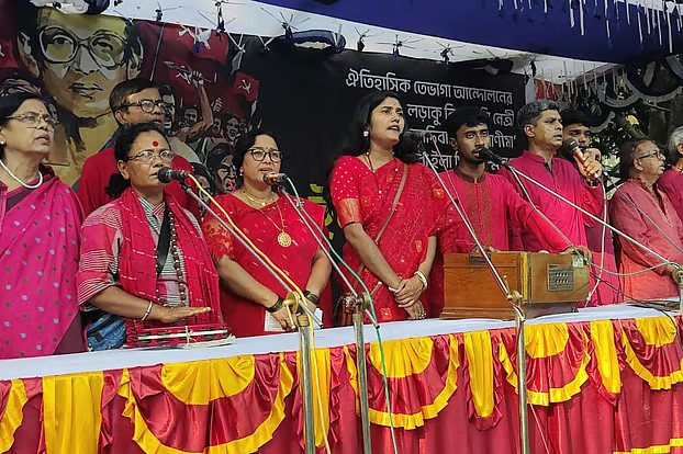 নাচোল ডাকবাংলা মাঠে ইলা মিত্র মেলার উদ্বোধনী অনুষ্ঠানে জাতীয় সংগীত পরিবেশন করছেন উদীচীর শিল্পীরা