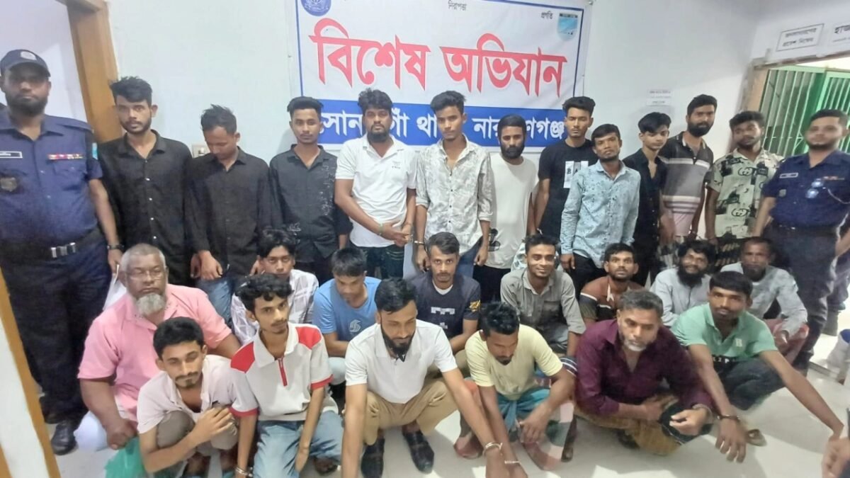 নারায়ণগঞ্জে বিশেষ অভিযানে গ্রেপ্তার আসামিদের নিয়ে পুলিশ