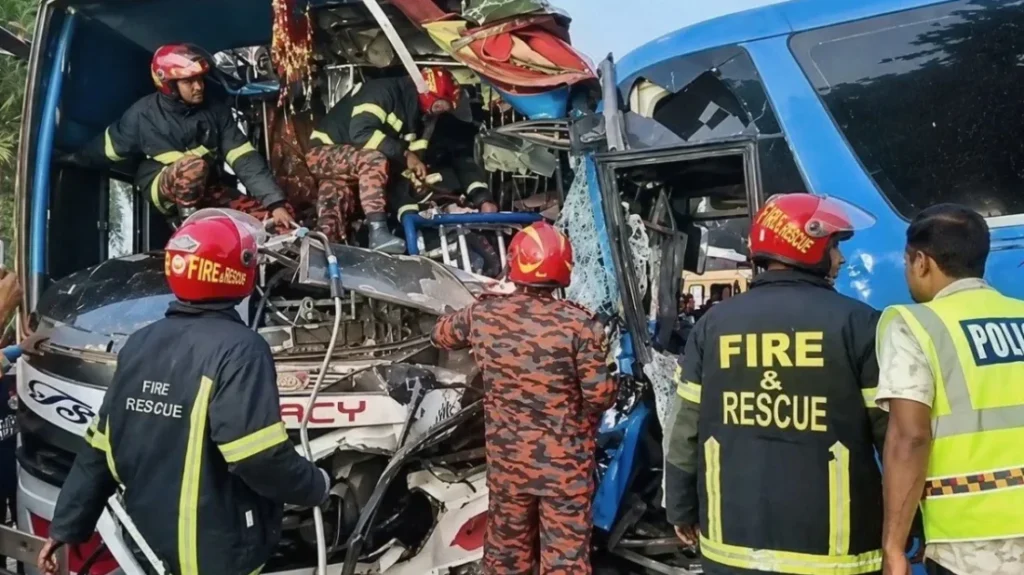 নাটোরের বড়াইগ্রামে মুখোমুখি সংঘর্ষে দুমড়েমুচড়ে যাওয়া যাত্রীবাহী বাস