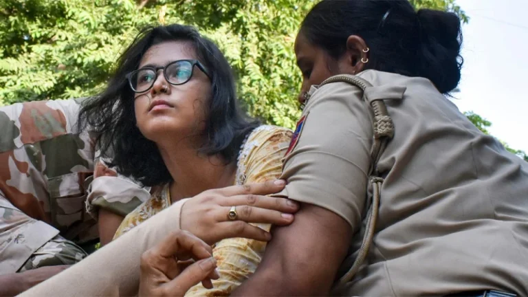দিল্লিতে বিক্ষোভে আটক ও পরে মুক্তি পাওয়া এআইএসএ সভাপতি নেহা বরা