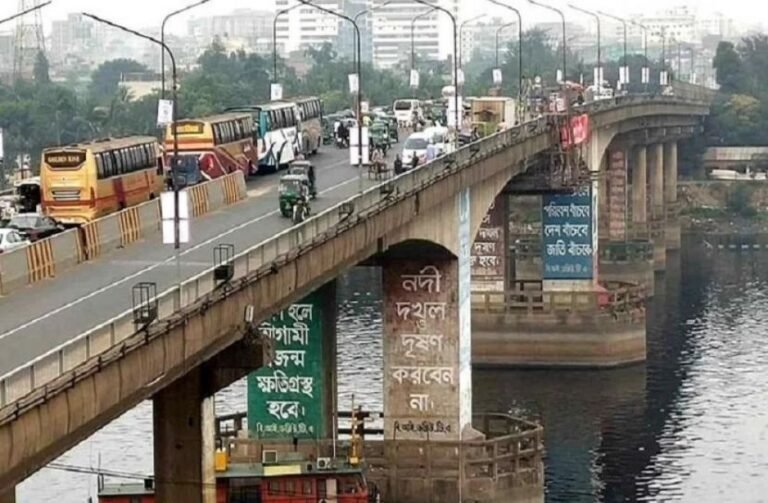 ঢাকার বুড়িগঙ্গা নদীর ওপর পোস্তগোলা সেতুতে যানবাহনের সারি