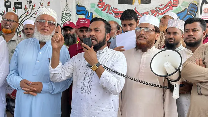 লক্ষ্মীপুরে ডেঙ্গু প্রতিরোধ ক্যাম্পেইনে বক্তব্য দিচ্ছেন জামায়াত নেতা ড. মুহাম্মদ রেজাউল করিম