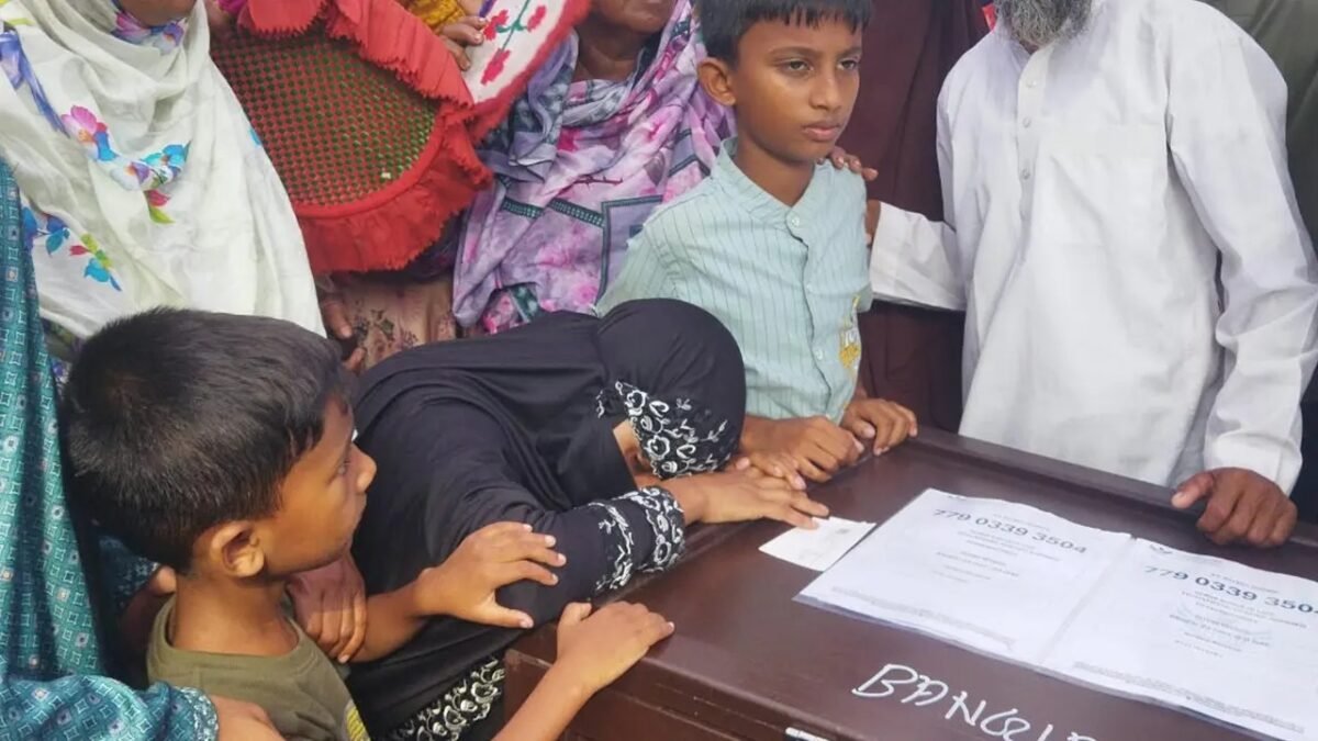 বগুড়ার শাজাহানপুরে প্রবাসী আশিকের কফিনবন্দি মরদেহ ঘিরে স্বজনদের ভিড়