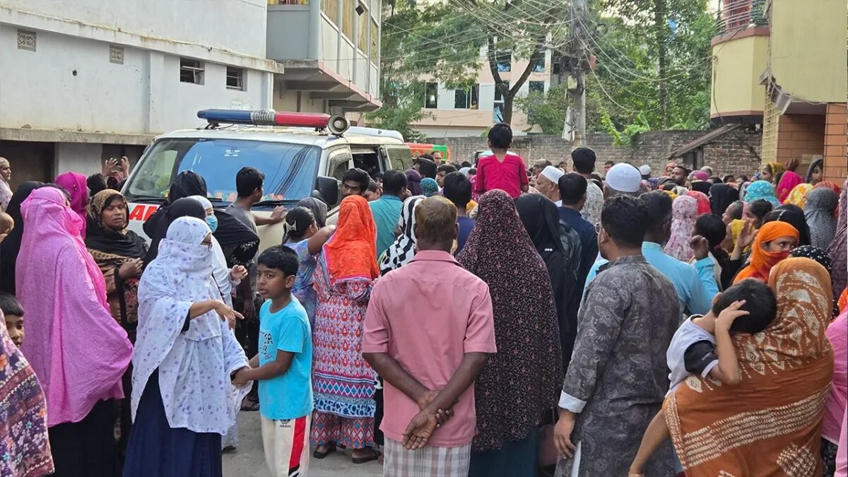 নওগাঁয় মরদেহবাহী ফ্রিজিং গাড়ির পাশে স্বজন ও স্থানীয়রা