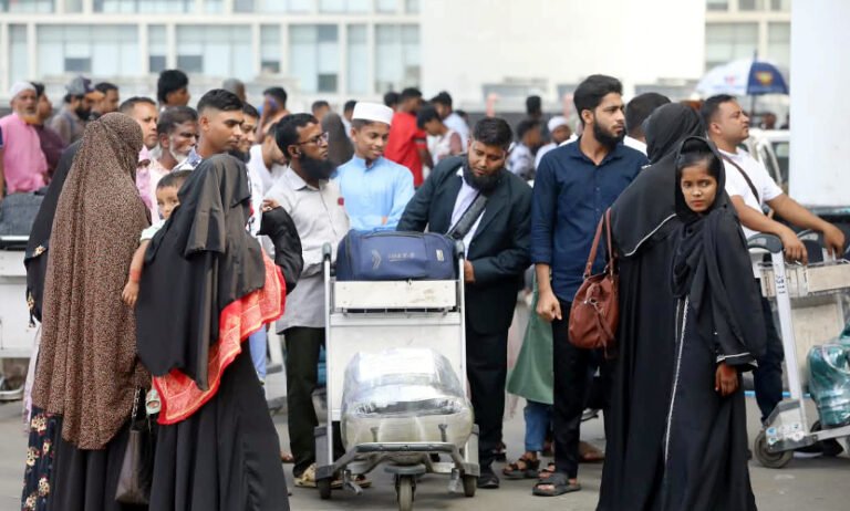 ফ্লাইট বাতিলের পর ঢাকার হজরত শাহজালাল আন্তর্জাতিক বিমানবন্দরে অপেক্ষায় সৌদিগামী প্রবাসী কর্মীরা