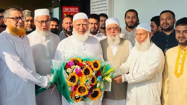 ট্টগ্রামের শাহ আমানত আন্তর্জাতিক বিমানবন্দরে ডা. শফিকুর রহমানকে ফুল দিয়ে বরণ করছেন জামায়াত নেতারা