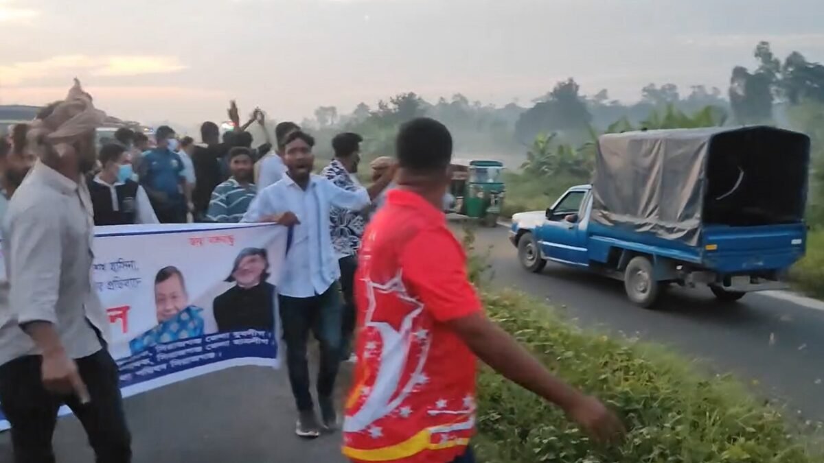সিরাজগঞ্জের যমুনা সেতু পশ্চিম মহাসড়কে পুলিশের গাড়ি