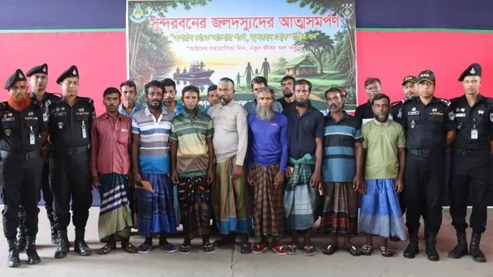 আত্মসমর্পণের পর সুন্দরবনের আলিফ বাহিনীর সদস্যরা
