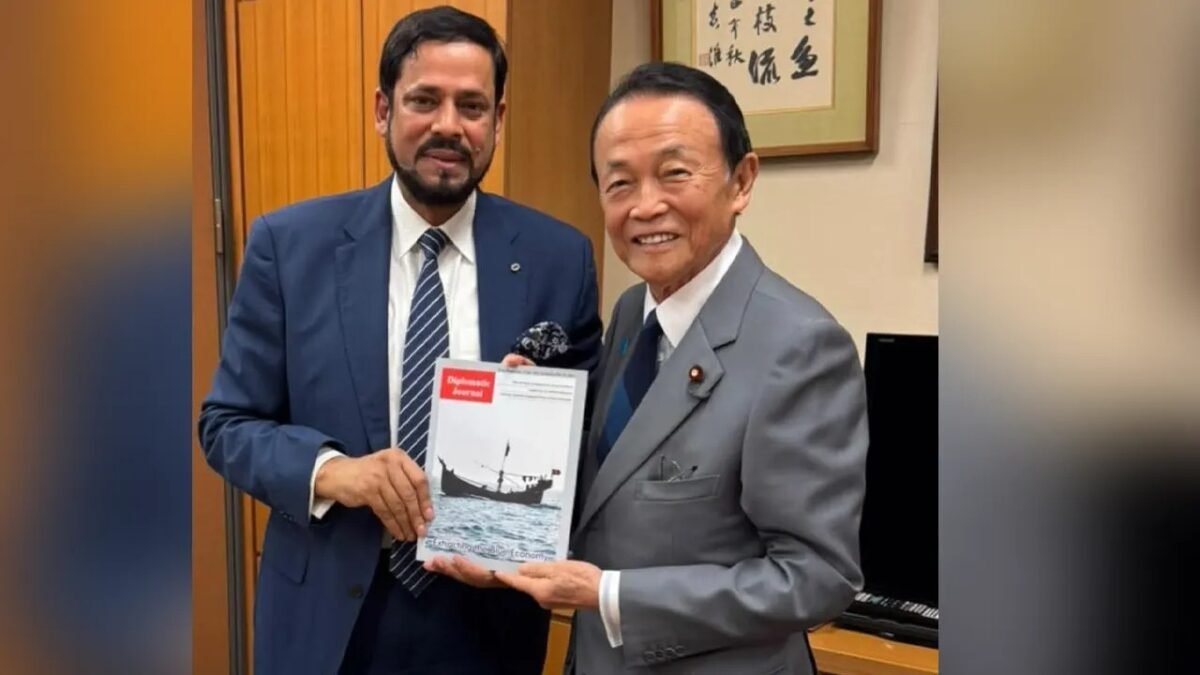 তারো আসোর সঙ্গে কেএম মজিবুল হক