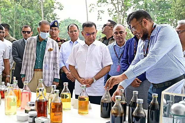 প্রধানমন্ত্রীর কার্যালয়ে বর্জ্য থেকে জ্বালানি তেল উৎপাদনের প্রদর্শনী দেখছেন প্রধানমন্ত্রী তারেক রহমান