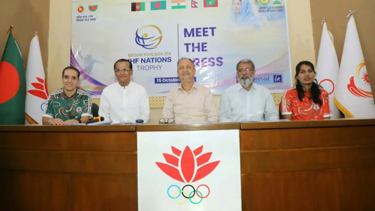সংবাদ সম্মেলনে বাংলাদেশ নারী হ্যান্ডবল দলের কোচ, অধিনায়ক ও ফেডারেশনের কর্মকর্তারা